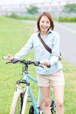 kadın parkta bisikletle