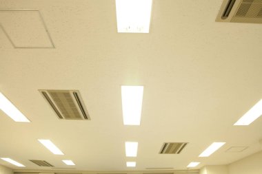 Ofisteki tavan ışığı