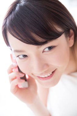 Cep telefonu kullanan Asyalı kadın.