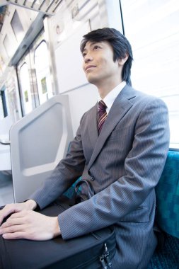 Genç Japon işadamı toplu taşıma kullanıyor