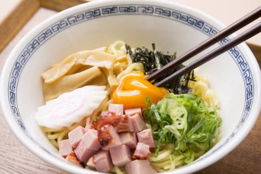 Japon erişteleri beyaz kasede servis edilir.