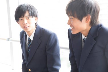 Sınıftaki genç erkek öğrenciler. 