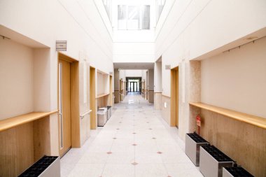 Modern okulda boş ışık koridoru
