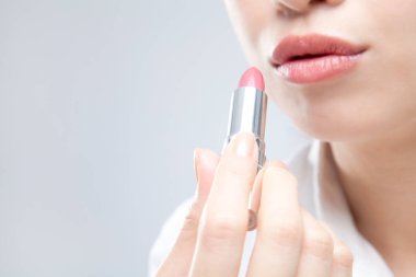 kadının dudaklarına ruj uygulanıyor