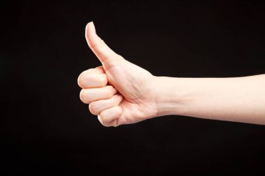 Siyah stüdyo arka planında kadın eli hareketi, yakın çekim. 