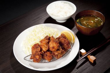 Kızarmış tavuk ve yanında pilav.