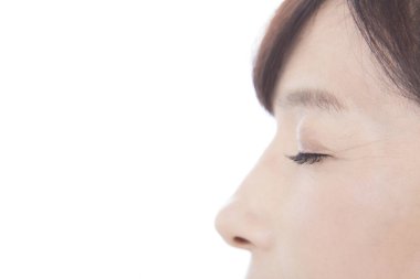 Mükemmel ciltli güzel Japon kadının stüdyo portresi.