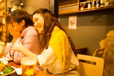 Mutlu arkadaşlar restoranda yemek yiyor. 