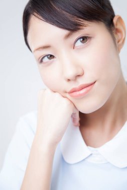 Genç kadın poz veriyor, stüdyo fotoğrafı. 