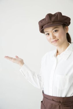 Kahverengi bereli güzel Japon garsonun portresi.