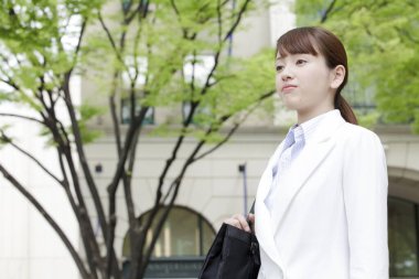 Asyalı kadın şehir caddesinde yürüyor