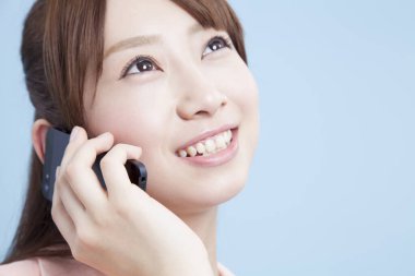 Kadın cep telefonuyla konuşuyor, stüdyo çekimi. 