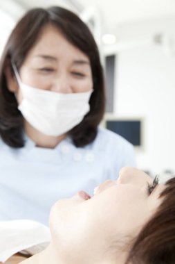 Kadın diş tedavisi görüyor. Yakın plan. 