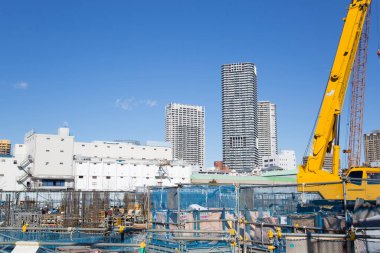 Tokyo City, Japonya 'da vinçler inşaat tarafında.