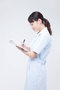 Genç erkek hemşire yazılı pano olarak.