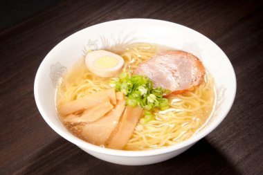 Etli, yumurtalı ve çorbalı erişte fotoğrafı..