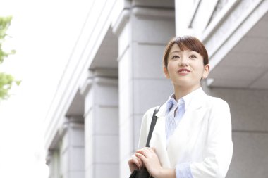 Şehirde yürüyen Asyalı kadın.