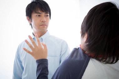 Asyalı baba oğlunu cezalandırıyor. Ev istismarı kavramı