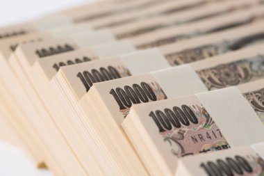 Beyaz arka planda yığınla Japon banknotları 