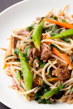 Tayland usulü karıştırma - sebzeli kızarmış domuz eti, Tayland eriştesi