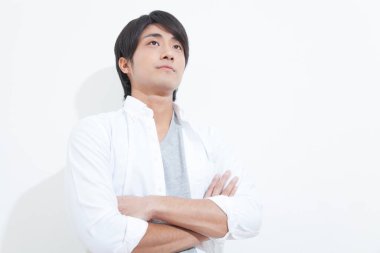 Beyaz arka planda Asyalı erkek model.