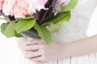 Gelinin ellerinde bir buket beyaz çiçek..