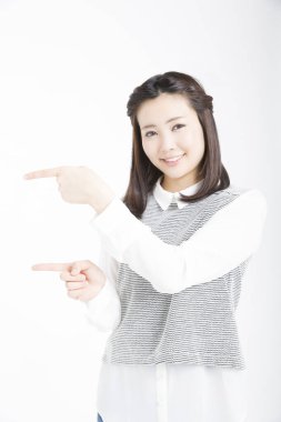 Beyaz tenli güzel duygusal Japon kadının portresi.