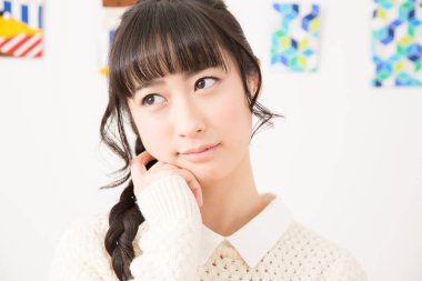 Asyalı bir kadının bir şey düşündüğü portresi.