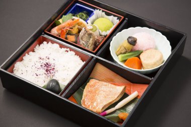 Bento 'da çeşitli lezzetli Asya yemekleri.