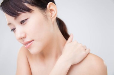 Genç Asyalı kadın izole edilmiş arka planda poz veriyor. 