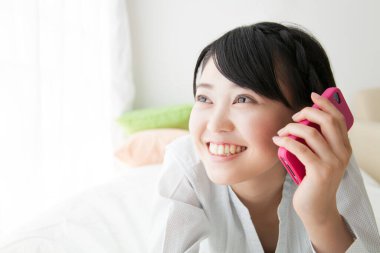 Kadın cep telefonuyla konuşuyor.