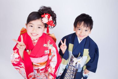 Beyaz arka planda izole edilmiş Japon erkek ve kız portresi