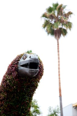 Parktaki dinozor heykeli. Yaklaş. 