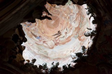 Katedralin içindeki güzel dini resimler