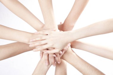 Beyaz arka planda el ele tutuşan insanların görüntüsünü kapat