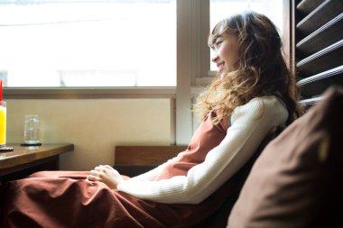 Kafede oturan genç ve güzel bir Japon kadın.