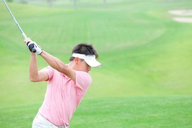 Sahadaki genç Japon golfçünün portresi