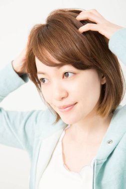 Güzel Asyalı kadın el ele tutuşuyor. Masaj kafası