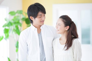 Evde mutlu asyalı çift