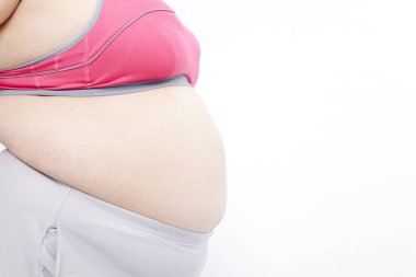 Beyaz arka planda şişman göbekli bir kadın, kesilmiş bir fotoğraf. 