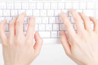 Beyaz klavyede yazı yazan kadın elleri, görüntüyü kapat