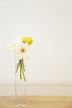 Masasında çiçekler olan bir vazo.