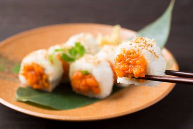 Geleneksel lezzetli suşi seti. Suşi menüsü. Japon mutfağı, restoran. Deniz ürünleri, Asya yemekleri.