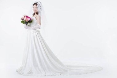 Güzel Asyalı gelinin elinde buket tutarken portresi