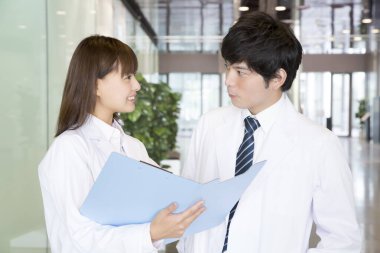 doctors discussing something in clinic