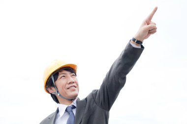 Miğferli genç işadamı Showig bir şey 