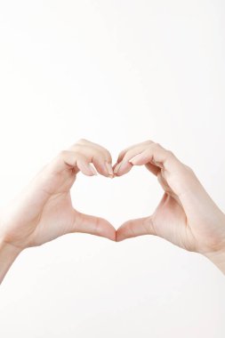 Beyaz arka planda el hareketi yapan kadınların yakın çekimi. 