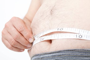 Göbek ölçen şişman adam, yakın plan fotoğraf. 