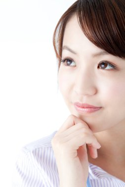 Kadın eli çenesinde düşünüyor.