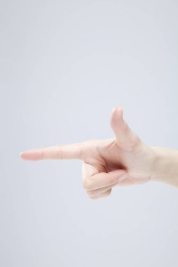 Beyaz arka planda el hareketi yapan kadınların yakın çekimi. 